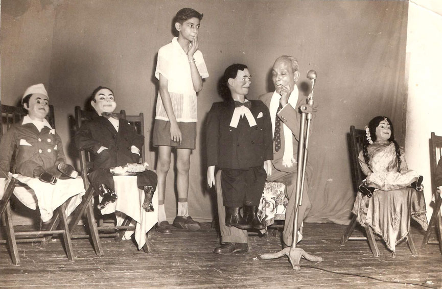 Yeshwant Padhye with Young Ramdas performing his show